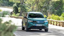 Opel Frontera in der Frontansicht auf einer Bergstraße