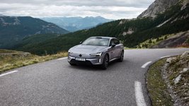 Volvo ES90 fährt auf einer schmalen Gebirgsstraße.