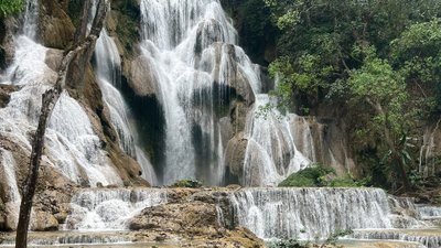 Der Kung Su Wasserfall in Laos.