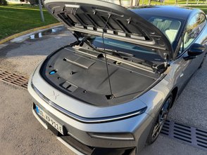 Blick unter die Motorhaube des Xpeng P7+.