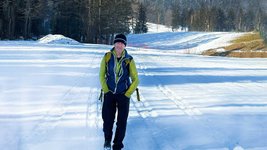 Ein Mann läuft durch den Schnee.