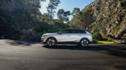 Ein Opel Grandland PHEV Silver Dynamic durch eine kurvige Landschaft