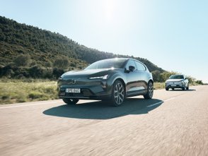 Volvo EX60 fährt über eine Straße. 