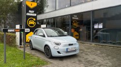 Fiat 500e lädt an einer Ladesäule im Industriegebiet von Arendonk. 