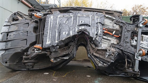 Ein kaputtes Auto nach einem Unfall.
