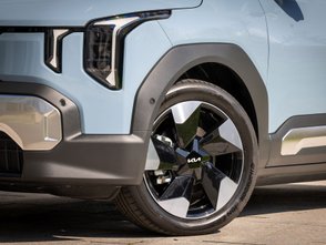 Die Scheinwerfer des Kia EV2.