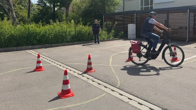 Ein Mann fährt durch einen Fahrradparcours.