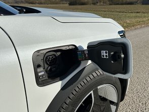 Ladeanschluss des Renault Scenic E-Tech 220.