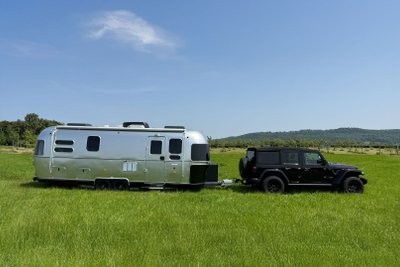 Airstream International 684 mit Midnight Flamingo auf einer Wiese 