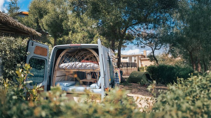 Der Moby Camper steht auf einem Campingplatz. 