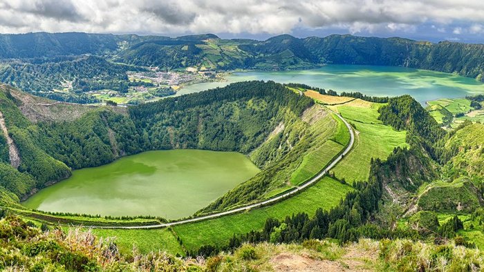 Panoramablick auf eine grüne Landschaft auf den Azoren.