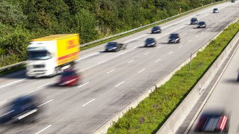 Fahrzeuge fahren auf mehrspuriger Autobahn.