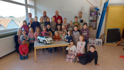 OC Mitglieder in einem Kindergarten zu besuch.