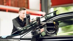 Autoscheibe, welche repariert wird.