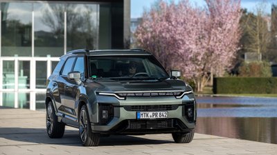 KGM Actyon Hybrid parkt vor einem künstlichen See.