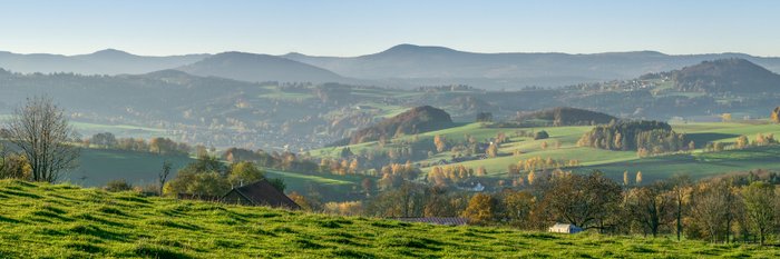 Grüne Landschaft mit Hügeln und Wäldern in der Rhön.