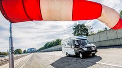 Windsack vor einem Wohnmobil.