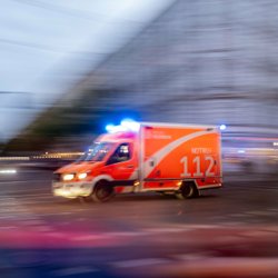 Rettungswagen der Feuerwehr fährt mit Blaulicht zum Einsatzort.