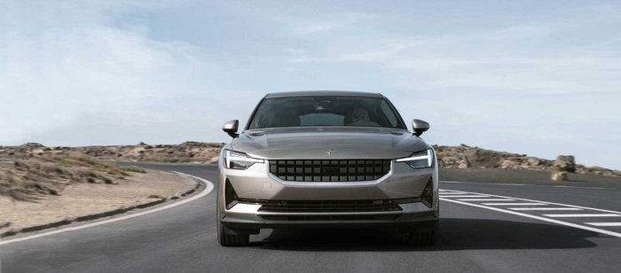 Ein Polestar 2 Single Motor fährt auf einer Straße.