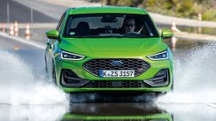 Grünes Auto fährt durch Wasser.