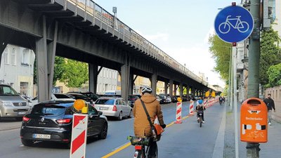 Ein Radfahrer fährt auf einem Pop-up-Radweg. 