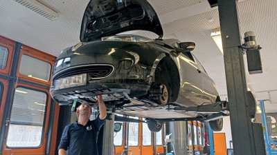 Renault Zoe zur Reparatur in einer Werkstatt.