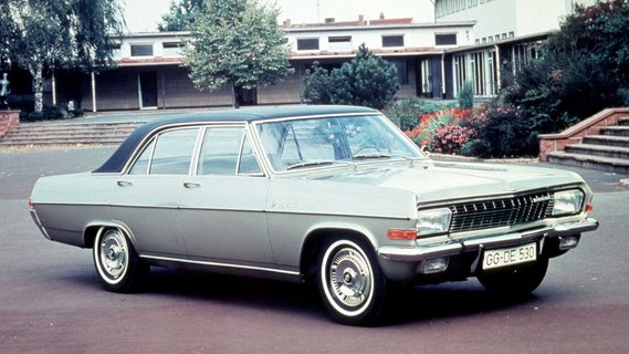 Opel Diplomat A steht auf einem Platz. 