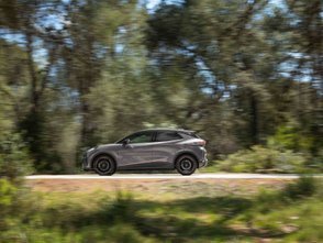Cupra Raval fährt auf einer Landstraße.