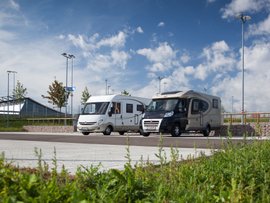 Zwei Wohnmobile stehen auf dem Wohnmobilstellplatz an der Messe Stuttgart.