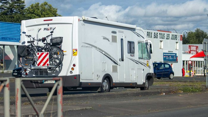 Wohnmobil mit einem Toter-Winkel-Hinweis am Heck.