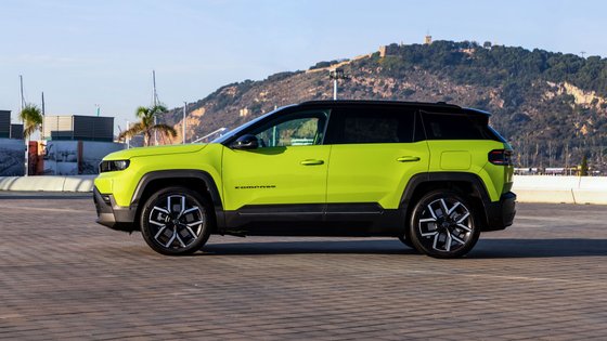 Jeep Compass parkt auf gepflasterter Fläche.