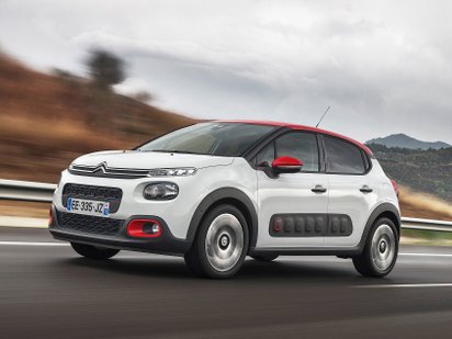 Citroën C3 fährt auf einer Straße. 