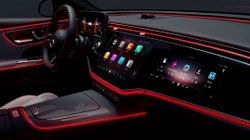 Modernes Auto mit Bildschirm von innen.