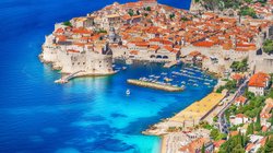 Blick auf Altstadt und Hafen von Dubrovnik.