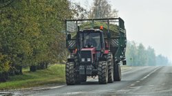 Traktoren auf einer Straße