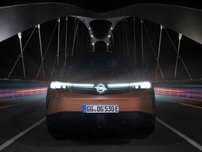 Opel Grandland mit eingeschalteten Scheinwerfern. 