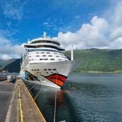 Das Kreuzfahrtschiff AIDAbella legt im Hafen von Andalsnes in Norwegen an.