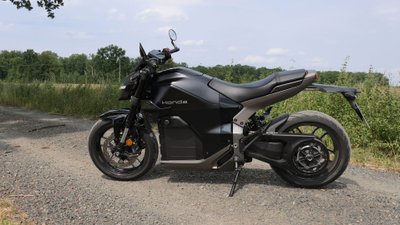Honda WN7 stehend von der Seite auf einem Feldweg