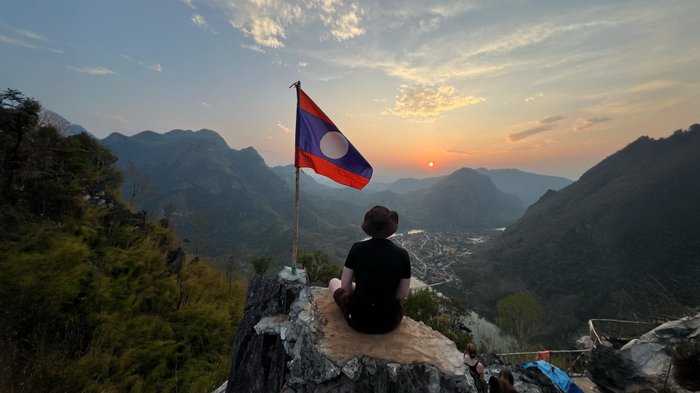 Marco Lunz auf dem Phadeng Peak bestiegen, wo sich eine  beeindruckende Aussicht auf die Stadt Nong Khiaw in Laos bietet.