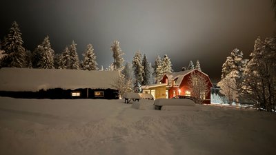 Das Arthotel Tornedalen im Schnee. 