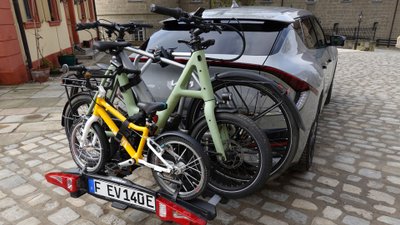 Fahrräder auf einem Fahrradträger eines Autos. 