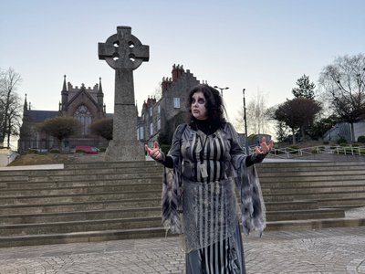 Donna Fox in einem Zombie-Kostüm bei ihrer Halloween-Tour in Armagh. 