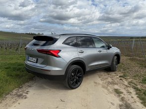 Haval H6 steht auf einem Feldweg. 