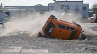 Fahrzeug überschlägt sich in einem Crashtest.