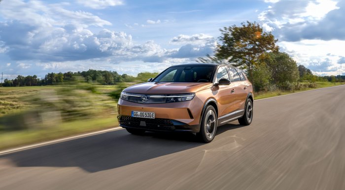 Opel Grandland fährt auf einer Straße. 