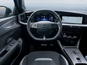 Frontaler Blick in das Cockpit des Opel Mokka.
