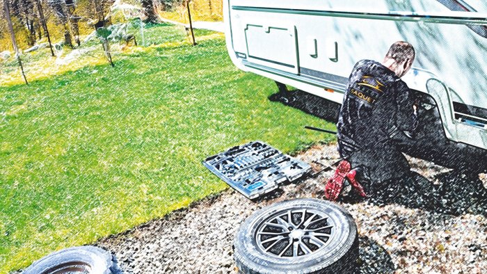 Pannenhilfe am Wohnwagen auf einem Campingplatz.