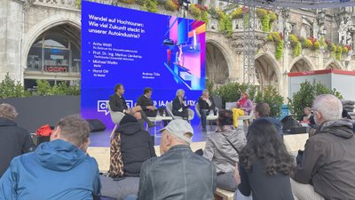 Vortrag auf dem Marienplatz während der IAA 2025 in München.