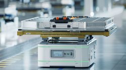 E-Auto-Akku wird auf einer Produktionslinie in einer modernen E-Auto-Fabrik transportiert.