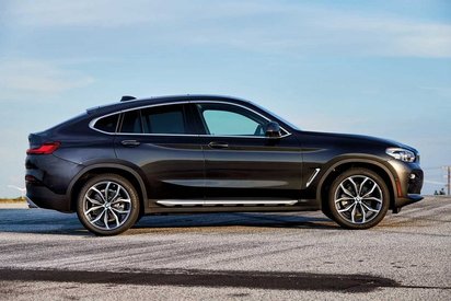 Schwarzer BMW SUV von der Seite.